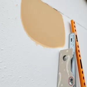 Jak wyrównać styropian na elewacji