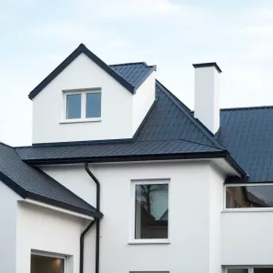 Jaka elewacja do grafitowego dachu i białych okien