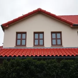 Jaki kolor elewacji do czerwonego dachu i brązowych okien