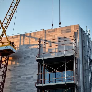 Montaż Ciężkich Elementów Na Elewacji