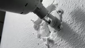 montaż kamery na elewacji styropianowej