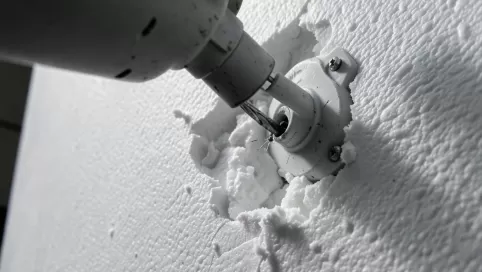 montaż kamery na elewacji styropianowej