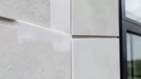 montaż spieków kwarcowych na elewacji