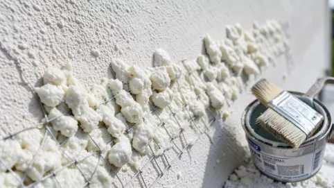 Zacieranie kleju na elewacji pod malowanie